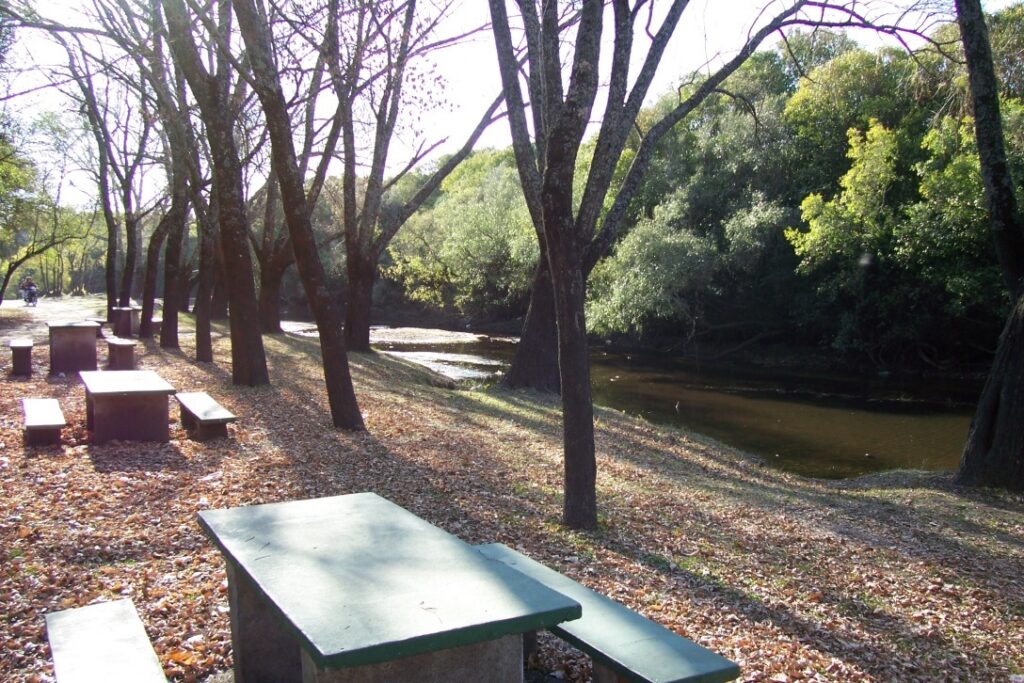 mesas del parque jose pedro varela en nueva helvecia